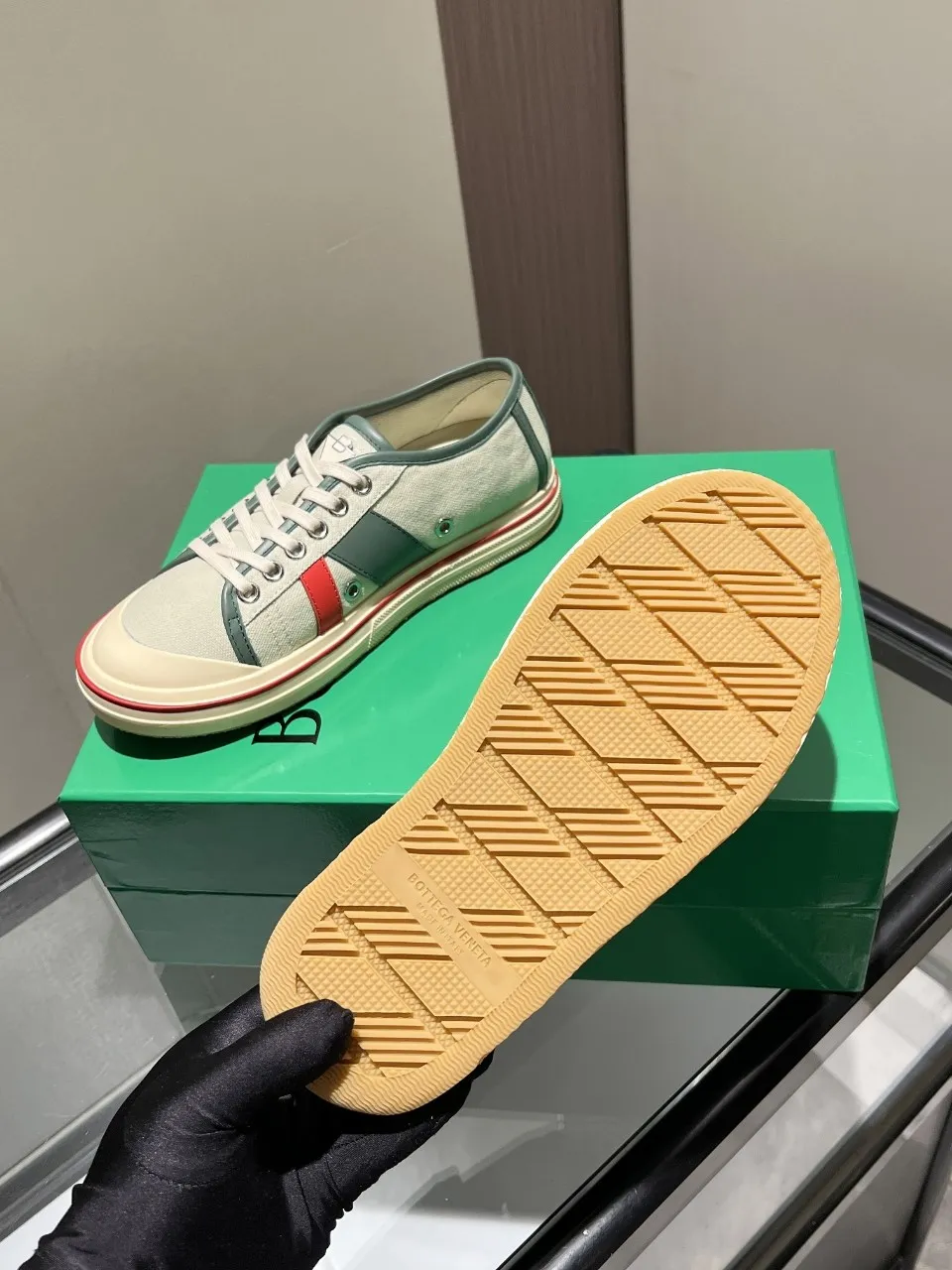 p518🐮🐮Bottega Veneta BV's latest Eliot series, retro basketball shoes, casual sports canvas shoes, become gods when they are launched! [Celebration] [Celebration] A 1:1 copy of the original version, [Fireworks] original material, [Fireworks] original color system, inspired by retro basketball sneakers, the color combination highlights youthful vitality, and perfectly interprets the theme of youth and childlike innocence. The details are also very particular. The summer canvas brings excellent durability and comfort. Designs such as calfskin trim, rubber toe caps and hand-painted retro red lines are full of retro feel. The round toe and convex sole add a modern feel and are suitable for various styles. Easily create a fashionable atmosphere. The upper foot is the focus...can be worn as a couple's shoes...each shoe has more taste and attitude! Fabric: Original customized high-density canvas + cowhide Lining: Original customized breathable canvas Insole: movable latex cowhide insole. Sole: original molded non-slip and wear-resistant TPU material. Sole thickness: 3cm. Size: women's size 35#-40#, men's size 39#-45#.